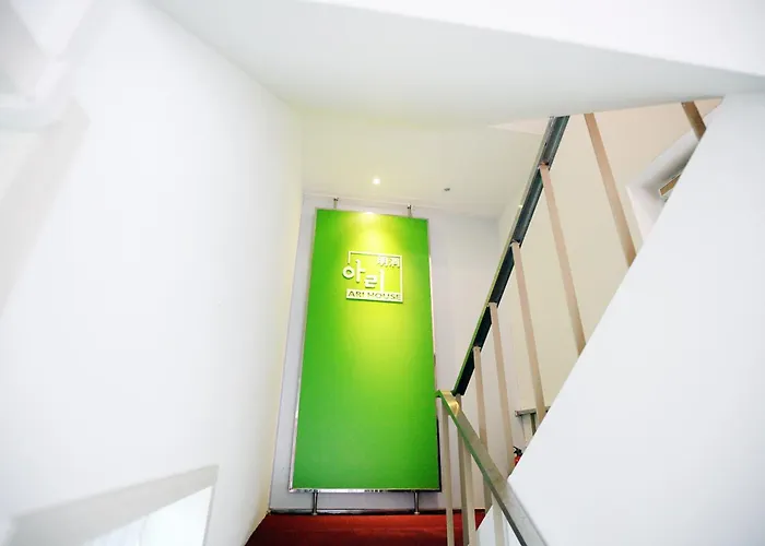 Guest house Ari House 3*